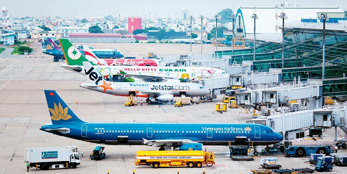 Sân bay Vân Đồn còn có 7 chỗ đỗ máy bay, có thể đón các loại máy bay hiện đại, chuyên chở hành khách và hàng hoá