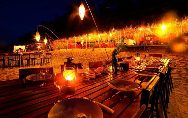Nhà hàng trên bãi biển Ngọc Quỳnh