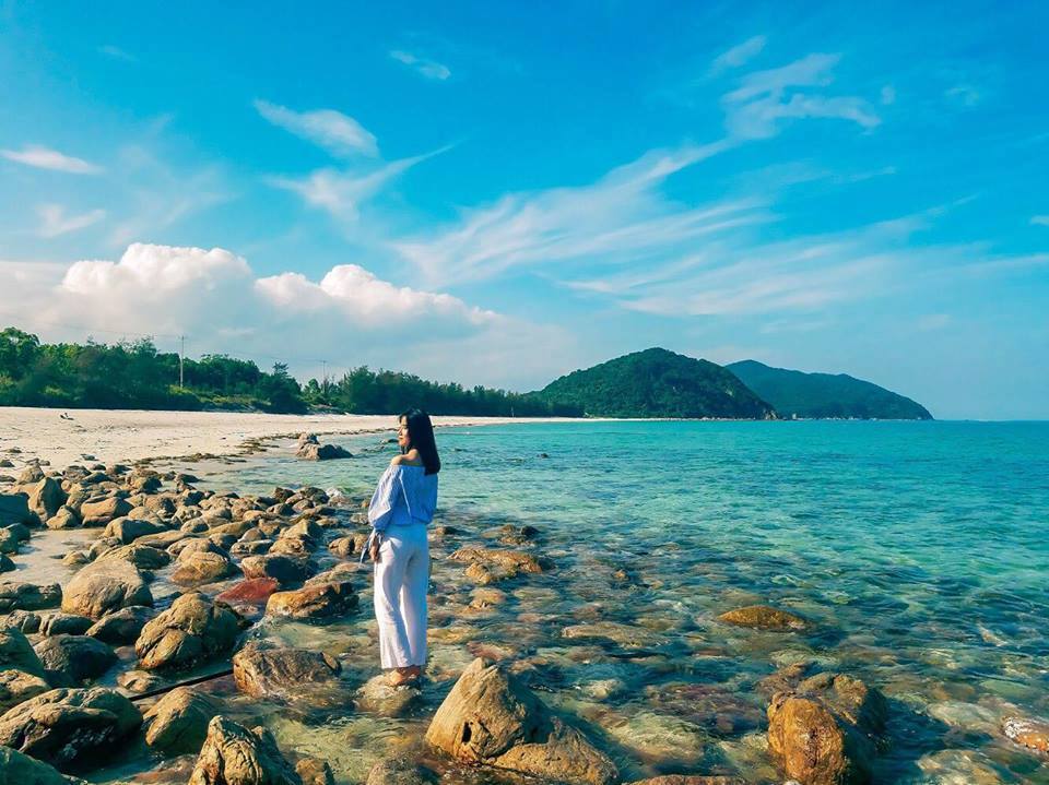 Sắc xanh trong lành của Đảo Minh Châu - Quan Lạn khiến không ít du khách say mê, đắm chìm.