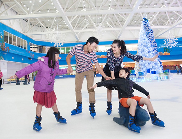 Sân trượt băng Royal city – Ice rink là sân băng đầu tiên theo tiêu chuẩn quốc tế tại Việt Nam
